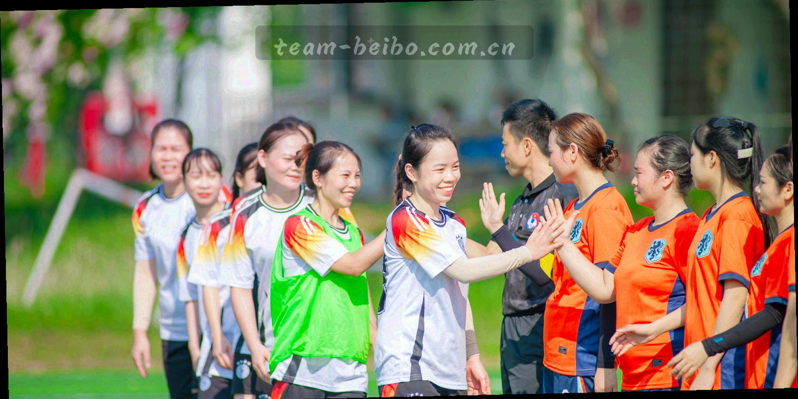虚化的看台剪影与球场灯带，暗调高对比画面